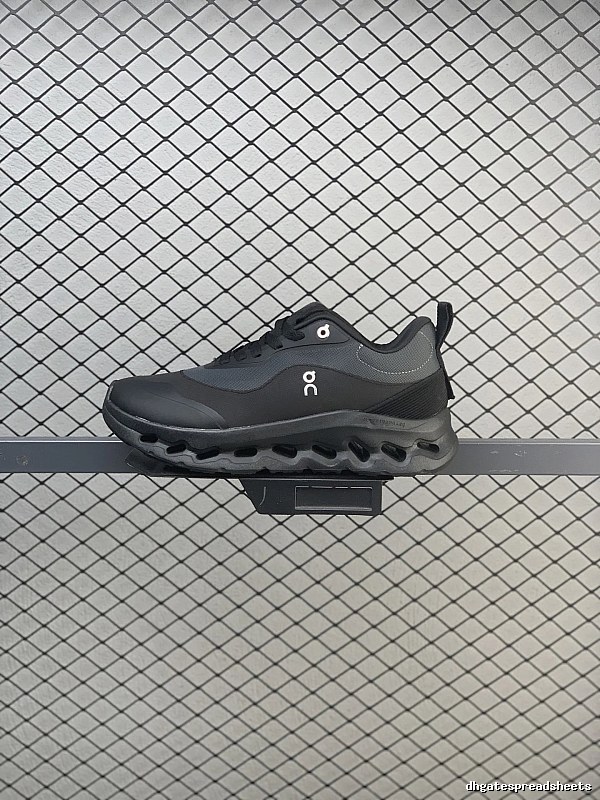 On Cloud Runners, Black and Technical Side Panels
