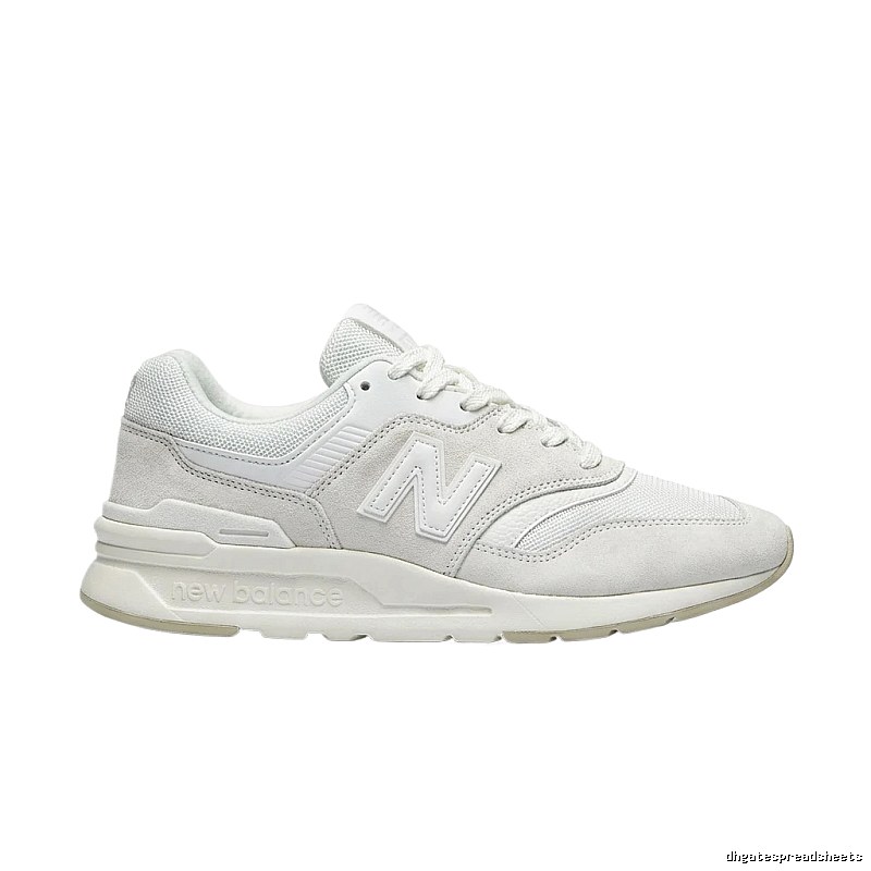 Retro-style white shoes of New Balance