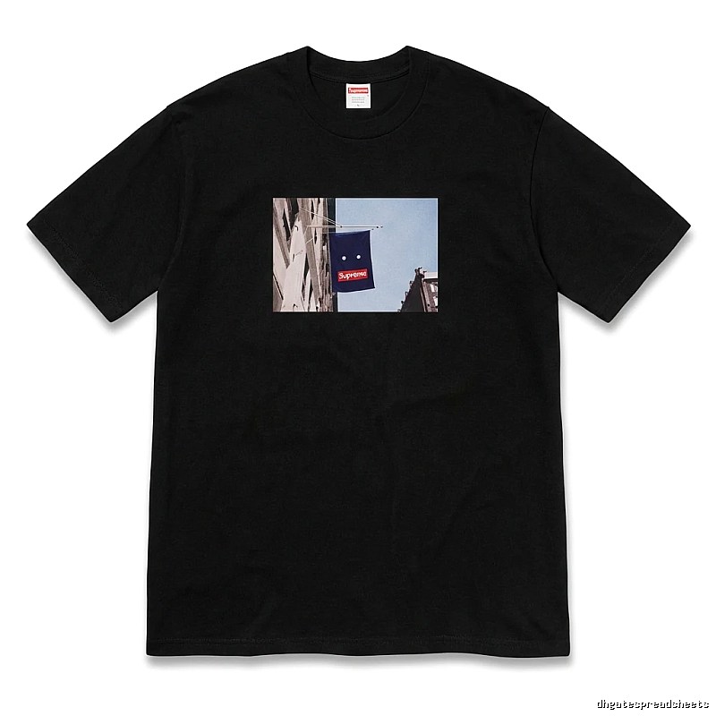 Supreme street scene style black T-shirt